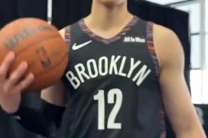 曾凡博上身籃網城市版球衣，這造型是真的帥！