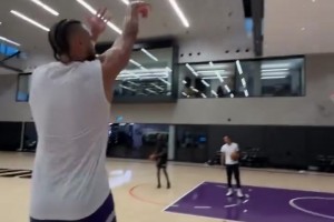 再見已是對手！狄龍和杰倫-格林在太陽訓練館內練習三分投籃~