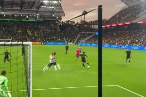 球門近距離視角，感受孫興慜射門的力量和技術