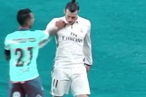 引國安球迷噓聲！實(shí)拍：攻陷工體后海港球迷赤膊上陣宣泄情緒