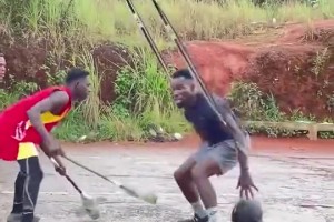 笑死！王哲林面對庫茲馬，居然敢這么上籃，被無情扇飛！