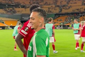 圓神傳射+絕平！比賽結束時，安東尼與諾丁漢森林球員擁抱寒暄