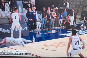 下賽季能否見到？網(wǎng)友曬2K愛德華茲隔扣約基奇 后者倒地不起