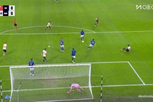 狀態(tài)不錯！拉菲尼亞下底傳中，拉什福德凌空臥射被門將神勇?lián)涑觯? >
                                        </div>
                                    </div>
                                                                        <div   id=