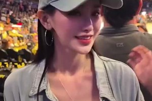 此前美女球迷現(xiàn)場看球被問到心目中前三球星：詹姆斯、科比、華子
