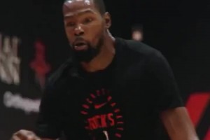 備戰(zhàn)新賽季 期待！杜蘭特身穿火箭訓(xùn)練T恤在球館訓(xùn)練~