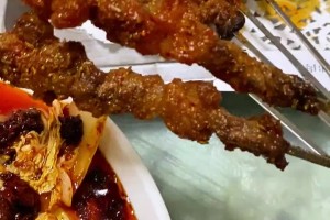 帶上貨了？朱芳雨吃陜西燒烤聊曾凡博：他跳出了CBA舒適區！