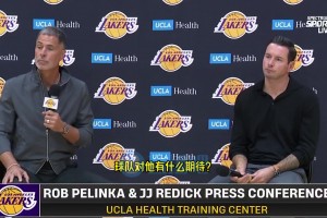 兩位中場大師！22歲的佩德里與40歲的卡索拉交換球衣并擁抱