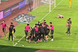 可能是蓉城丟冠的一球！浙江隊球迷瘋狂豎中指嘲諷蓉城球迷