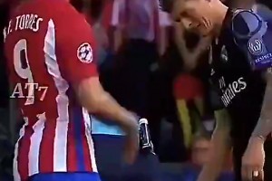 托雷斯怒推C羅！拉莫斯示意C羅用胳膊肘回擊