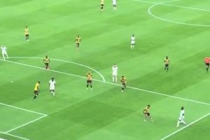 球迷：看看C羅的搶點意識，其他人都一動不動，他已經領先一步了