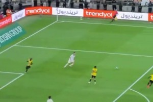 C羅自己射門無果后迅速回防坎特，40歲老漢還能有這體力