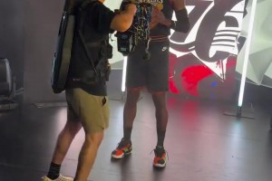 帥！喬治媒體日上身76人復(fù)古球衣拍攝