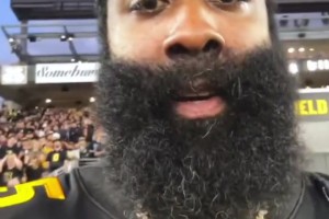 哈登現身母校觀看橄欖球比賽