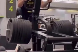 對自己夠狠??！感受下東契奇720磅重量的腿部力量訓練