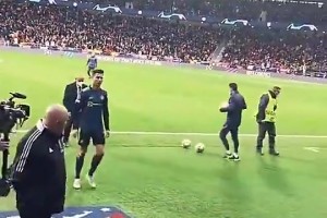 當年C羅避免踩到馬競隊徽，球迷反手送一個中指