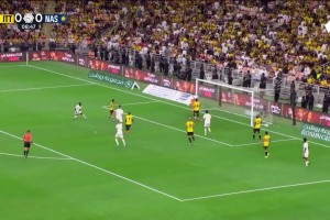 火燎的金剛，煙熏的太歲！馬內神級凌空抽射破門！勝利1-0領先！