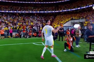 C羅揮拳怒吼致意球迷，給費迪南德嚇了一跳