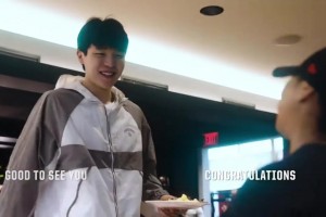 自信大方！楊瀚森抵達波特蘭紀錄片，與隊友&工作人員用英語交流