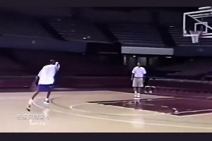 17歲的科比參加快船試訓(xùn)，命中率100%，左手三分跳投驚呆訓(xùn)練師。