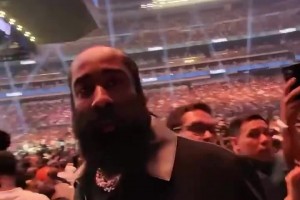 這人故意的吧離場時(shí)遭誤認(rèn)成勒布朗，哈登一臉不悅推開球迷！