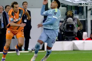 尤文多打一人！德容恩放倒麥肯尼！兩黃變一紅離場！