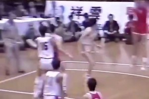 這身體素質(zhì)！馬健當(dāng)年在國家隊首秀，登場不久就貢獻雙手暴扣！