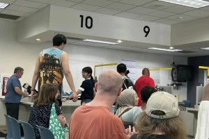 打算開啥車？網友考駕照時偶遇楊瀚森 女友罕見出鏡