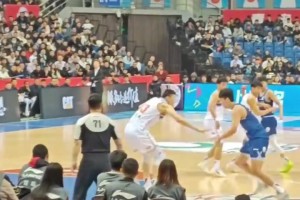 楊瀚森背打把135kg的李炎哲懟飛，網友說這是進攻犯規？