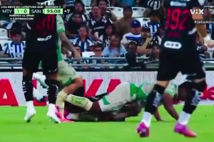 拉莫斯慘遭爆頭出血爭球時被一腳踢中臉部，直接出血了