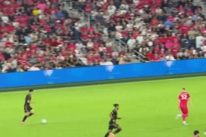 降維打擊！孫興慜梅開(kāi)二度，看臺(tái)上的韓國(guó)小姐姐開(kāi)心到起飛