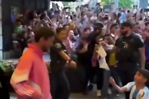 馬卡報(bào)曬球迷在酒店外等候梅西視頻，配文：美國(guó)為他瘋狂