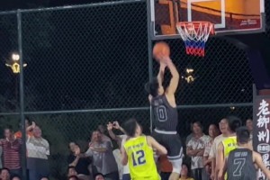 王哲林直呼內行！這位大哥快攻籃下連刷6次才投中 包括多次空籃