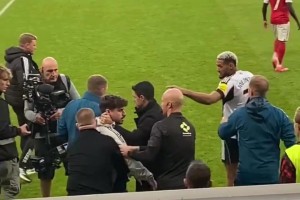 啥情況？賽后阿森納助教和喬林頓發生沖突，后者指指點點被塔子哥拉走