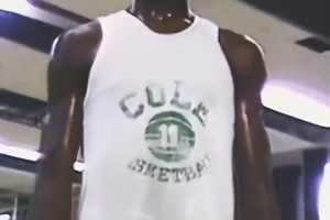 珍貴錄像帶高中時期的奧尼爾，對籃框的摧殘真的太狠了！