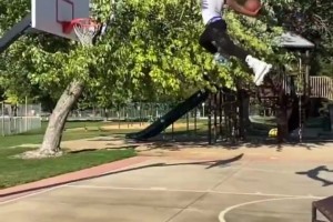 擱家開商場呢？布克車庫墻上滿是球衣球鞋珍藏！甲亢哥看傻了都！