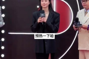 有點(diǎn)帥哈！王思雨一身黑色的西服穿搭現(xiàn)身微博之夜活動(dòng)~