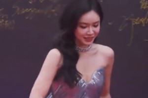 籃球界顏值博主！美娜一身銀色禮服出席微博之夜活動(dòng) 身材真好啊