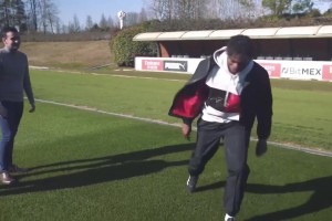 笑是踢球的動力！萊奧邊路單車過人集錦！有幾分像那個男人？