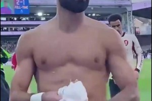 “臥底”實錘了！薩拉赫賽后大度把球衣給了水晶宮小球迷