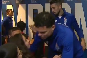 體貼的大哥哥！球童面前的“武僧”佩佩！