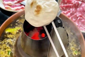 真成帶貨美食博主了朱芳雨吃上了陜西寶雞的油潑辣子火鍋~