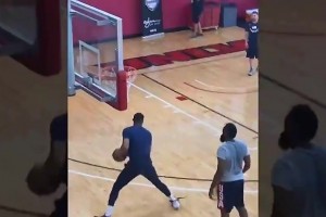 名場面：威少當著哈登的面，滑稽模仿他的后撤步！登哥都懵了