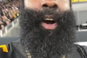 懟臉拍！登哥觀戰橄欖球，這大胡子上好多白胡須啊