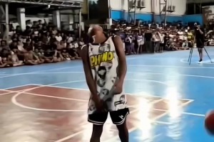 小學生被對手球砸臉，當場強勢回應