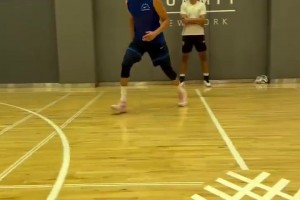 這個造型顯得年輕多了！克萊在紐約最新個人訓(xùn)練