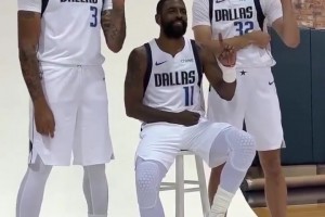 三狀元組合！濃眉+歐文+弗拉格三人合影，歐文坐在C位