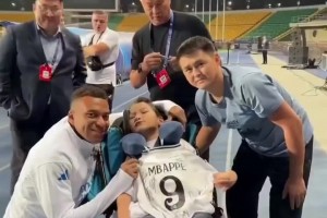 溫情時刻！姆巴佩踩場時給阿拉木圖的殘疾小球迷簽名并互動留念