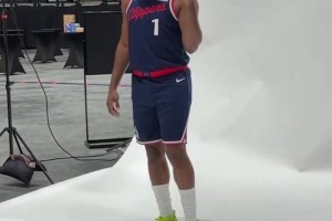 這球轉的不錯哈！快船媒體日 詹姆斯-哈登展示手活~