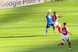 壯如牛！當(dāng)年瓦爾迪去撞薩利巴結(jié)果自己先倒下了，太猛啦